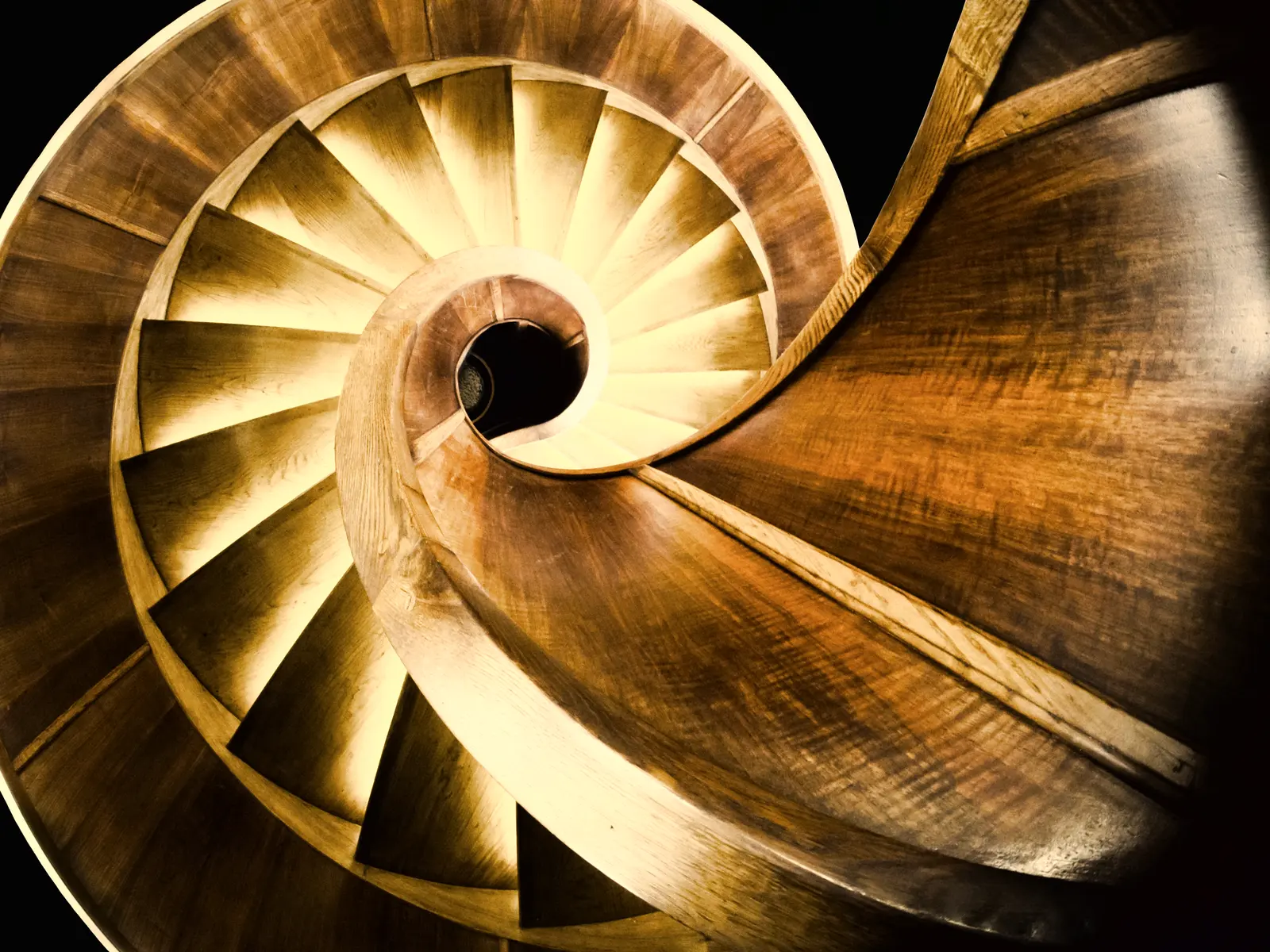 Escalier hélicoïdal en bois massif