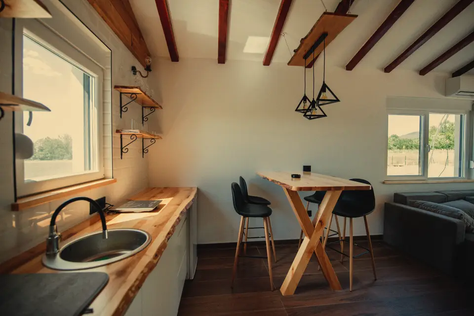 Cuisine sous poutres avec plan de travail en bois